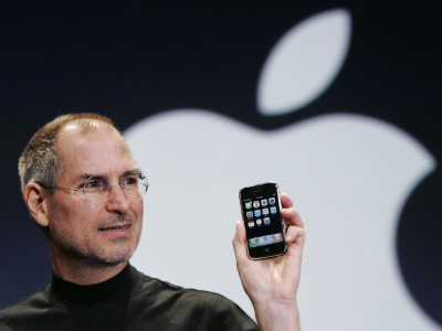 steve-jobs-iphone-tbi